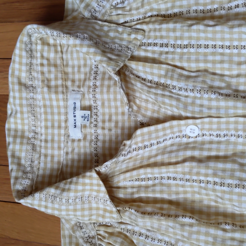 Max Studio Feminine blouse